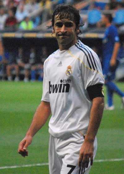 <p><strong>RAUL GONZALEZ</strong><br />
"Antrenmanlarda bazen dalıyorum ve kendimi Ronaldo'yu izlerken buluyorum."</p>