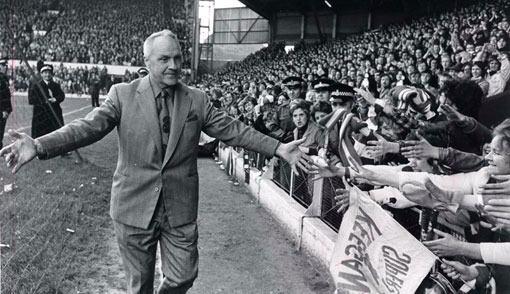 <p><strong>BILL SHANKLY.</strong><br />
"Hakemlerin sorunu nedir biliyor musunuz ? Kuralları biliyorlar ama futboldan anlamıyorlar."</p>
