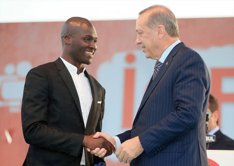 <p><strong>MOUSSA SOW</strong><br />
"Gerekirse futboldan vazgeçerim ama orucumu ihmal etmem; para bu dünyada geçerli. Bir müslüman olarak ahiretim önceliğimdir."</p>