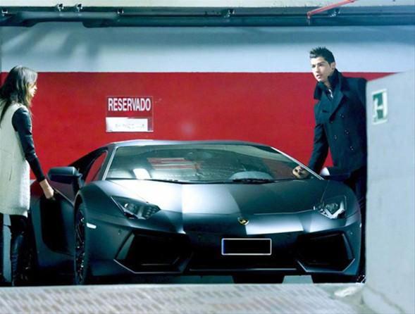 Ronaldo'nun Lamborghini marka arabasının değeri ise 215 bin euro gibi uçuk bir rakam.