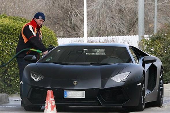  Ünlü futbolcu Christiano Ronaldo, mat siyah renkli Lamborghini arabasıyla herkesin ilgisini çekmeyi başardı.