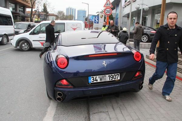 Demirel, 1 milyon lira değerindeki 2013 model Ferrari California otomobiliyle ilk kez Etiler Nusret’te görüntülendi. 