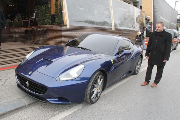 Ünlü futbolcunun, garajında servet değerindeki Lamborgini ve Bentley’den oluşan otomobil koleksiyonuna bu kez Ferrari’nin süper lüks California modelini eklediği gözlerden kaçmadı. 