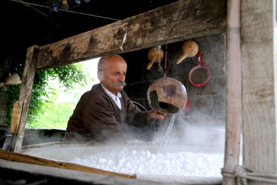<p>"Babam yanına çağırır, neyin nasıl olacağını anlatırdı. Allah'a şükür lafına uydum ve bu işe başladım. Evlendiğimde tek göz odamız vardı, geceleri kalkardım çocukların üzerine basmamak için parmaklarımın ucunda yürüyerek tezgaha giderdim ve sabahlara kadar ipek dokurdum. </p>
