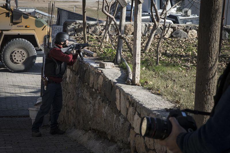 <p> Tepelere tankların konuşlandırıldığı Sur, Nur, Cudi ve Yafes mahallelerinde şiddetli çatışmalar oluyor. Yaklaşık 75 bin nüfuslu bu 4 mahalleden, birçok kişi de göç etti.</p>
