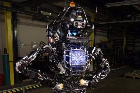 <p>Atlas <br />
<br />
Boston Dynamics'in geliştirdiği Atlas kod isimli robot ise askeri ve sivil alanda arama, kurtarma ve taşıma işleri için tasarlandı.</p>
