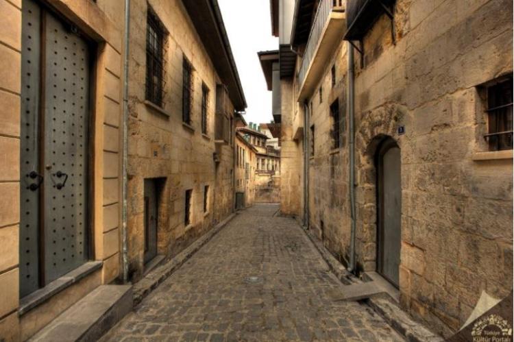 <p>Gaziantep<br />
<br />
Nüfusu: 1 974 244  <br />
Toplam otomobil sayısı: 215 427<br />
​Kaç kişiye bir otomobil düşüyor: 9,2</p>
