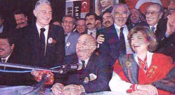 <p>Süleyman Seba,Süleyman Demirel ve Tansu Çiller,Beşiktaş'ın tesis açılış törenindeler (1992)</p>
