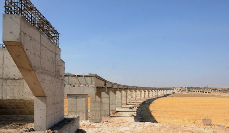 <p> DDY, bu amaçla aynı bölgede Batman Çayı üzerinde bin 430 metre uzunluğunda bölgenin en uzun demiryolu viyadüğünü yapıyor. </p>
