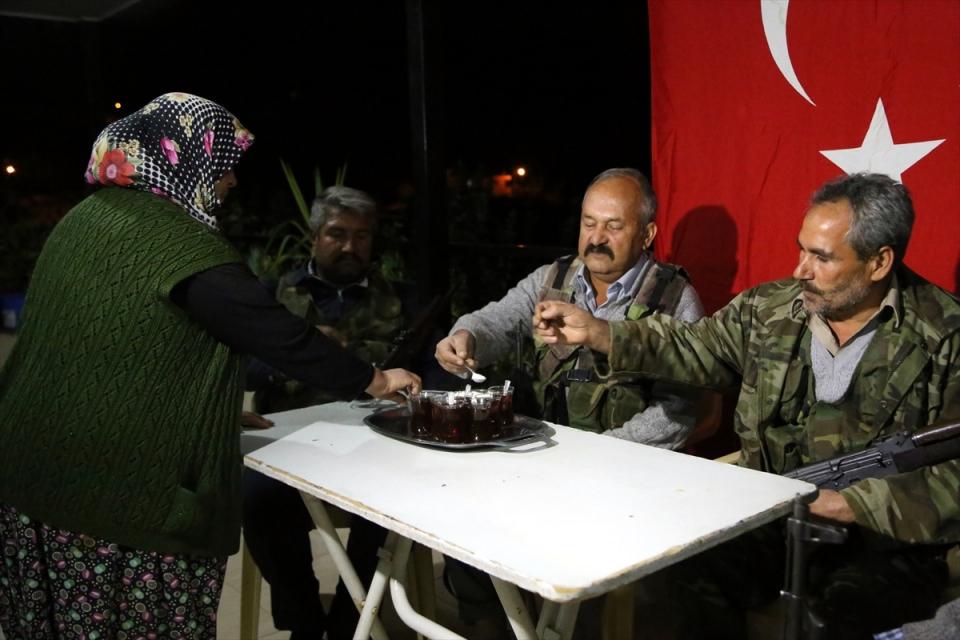 <p>Bebek, Adana'da yakalanan bir teröristin yer göstermek için bölgeye getirildiğinde yaşanan bir diyaloğu anlatarak, "Terörist bizi görünce dedi ki 'Burası korucu köyü, buraya uğramayacaksınız diye bize talimat verdiler.' Tabii bu durum bizi gururlandırıyor. Yani anladık ki bunların gözlerini korkutmayı başarmışız." dedi.</p>
