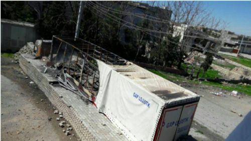 <p>Çatışmaların yoğunlaştığı başta Dicle, Fırat ve Abdulkadirpaşa mahalleleri olmak üzere çeşitli bölgelerde barikat kurup çukur kazan teröristlerin, evlere verdikleri büyük tahribatı, bölgeden çekilen fotoğraflar gözler önüne serildi. </p>
<p> </p>