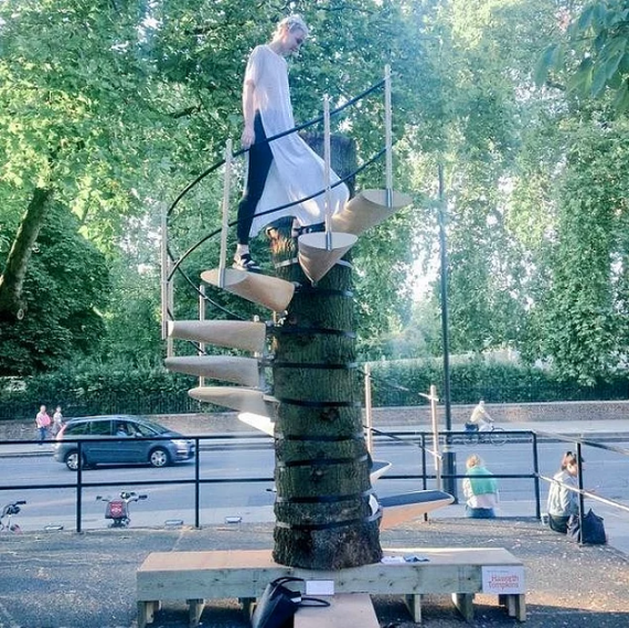 <p><strong>'CanopyStair' </strong>adı verilen bu taşınabilir merdivenle, artık hem çocuklar hem de yetişkinler ağaçlara kolaylıkla tırmanıyor. </p>
