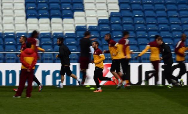  Sarı kırmızılı futbolcular, bu bölümde ısınma hareketleri ve pas çalışması yaptı.