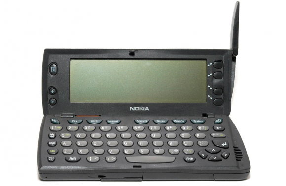 <p>Nokia 9000 Communicator</p>

<p>Nokia'nın 1996 yılında ilk olarak çıkardığı 9000 Communicator ailesinin üyesi, o dönem çığır açan özellikleri bir arada barındırıyordu.<br />
Intel'in 24 MHz hızında çalışan 80386 işlemcisini kullanan cihaz, GEOS 3.0 işletim sistemini kullanıyordu.<br />
Toplamda 8 MB belleğe sahip olan ürün; beraberinde gelen uygulamalar için 4, ek uygulamalar için 2 ve kullanıcılar için ayrılmış 2 MB belleğe sahipti.<br />
397 gram ağırlığındaki cihaz, katlanabilir yapısıyla dikkat çekiyordu. Üründe fiziksel olarak QWERTY klavye bulunuyordu.</p>

<p> </p>
