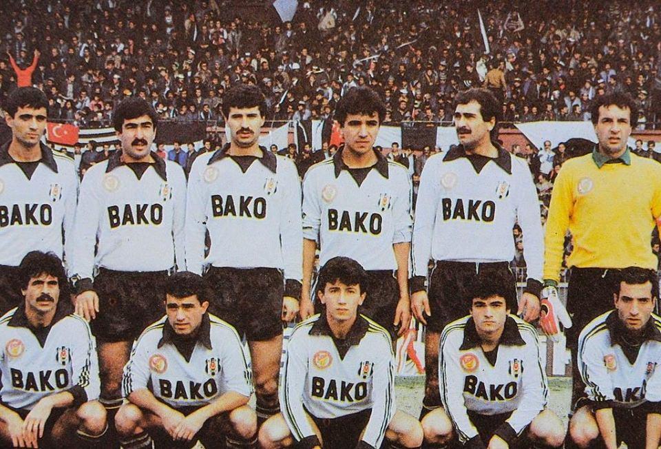 <p><strong>Beşiktaş (1982-1983)</strong></p>

<p>1982-1983 sezonunda, Dorde Milic’in teknik direktörlüğünde Türkiye 1.Ligi’ni 5.sırada bitiren Beşiktaş. Siyah-beyazlı ekip, Şampiyon Kulüpler Kupası’nda İngiliz ekibi Aston Villa’ya 1-3 ve 0-0’lık skorlarla elendi.</p>

<p>Soldan sağa</p>

<p>Ayaktakiler: Ulvi Güveneroğlu, Samet Aybaba, Sadullah Acele, Kadir Akbulut, Mehmet Ekşi, Rasim Kara.</p>

<p>Oturanlar: Ali Kemal Denizci, Serdar Bali, Fikret Demirer, Rıza Çalımbay, Ziya Doğan.</p>
