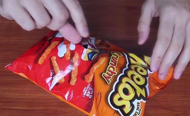 <p>Tuttuğunuz kısmın inceldiği noktada sertçe çekin ve artık cips tabağınız hazır olsun</p>
<p> </p>