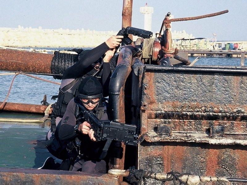 <p>Süreç içinde terörle mücadele eden tüm personele dağıtılması planlanan Cornershot silahının, öncelikle Özel Kuvvetler birlikleriyle jandarma ve Özel Harekat ekiplerinin kullanacağı kaydedildi.</p>
<p> </p>
