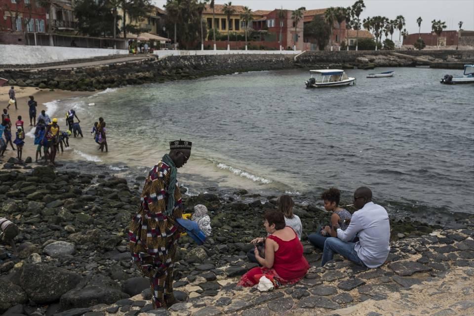 <p>Senegal Gölü etrafında toplanan balıkçılar, şeyhlerinin isimlerini verdikleri küçük teknelerle balıkçılıkla uğraşırken, yakaladıkları balıkları da biraz ilerideki balık pazarında satıyor.</p>

<p> </p>
