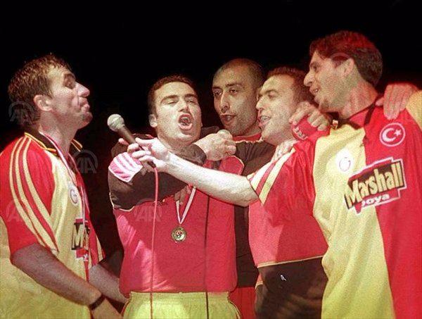 <p>Galatasaray'ın şampiyonluk kutlamasından; Hagi,Hakan Ünsal,Tolunay Kafkas,Arif ve Ümit Davala (1999)</p>