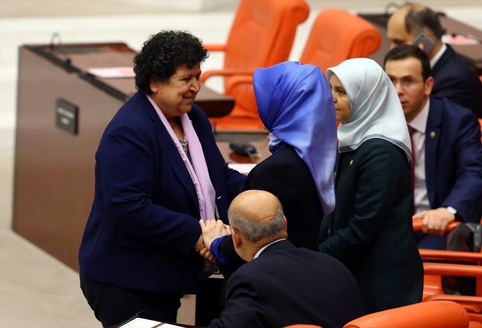 <p>Kadın milletvekilleri, 8 Mart Dünya Kadınlar Günü dolayısıyla birbirlerini kutladı.</p>

