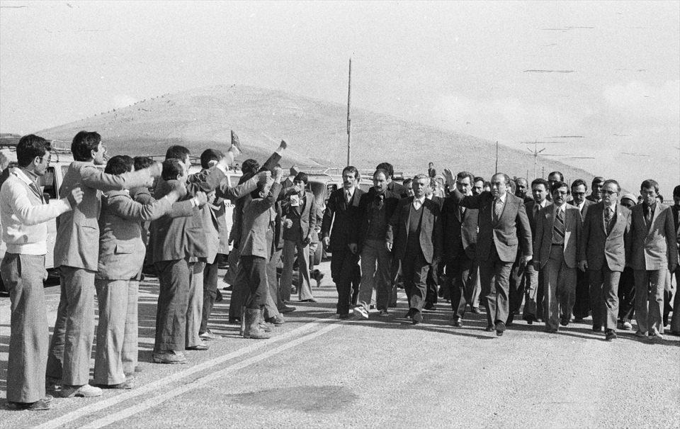 <p>MHP Genel Başkanı Türkeş, 4 Nisan 1980'de Afyonkarahisar'ın Boldavin ilçesinde düzenlenen açık hava mitingine gelişinde partililer tarafından karşılanırken görülüyor.</p>
