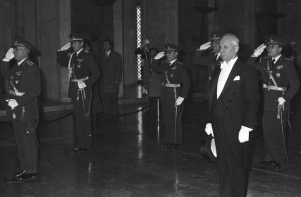 <p>Halk 1995 Genel seçimlerinde partilere tek başına iktidar şansı tanımadı. Uzun süren arayışlardan sonra Çiller ile Erbakan el sıkıştı. Artık başbakan Erbakan'dı. 54'üncü hükumetle birlikte korku senaryoları da bir bir sahnelenmeye başladı.</p>
<p> </p>