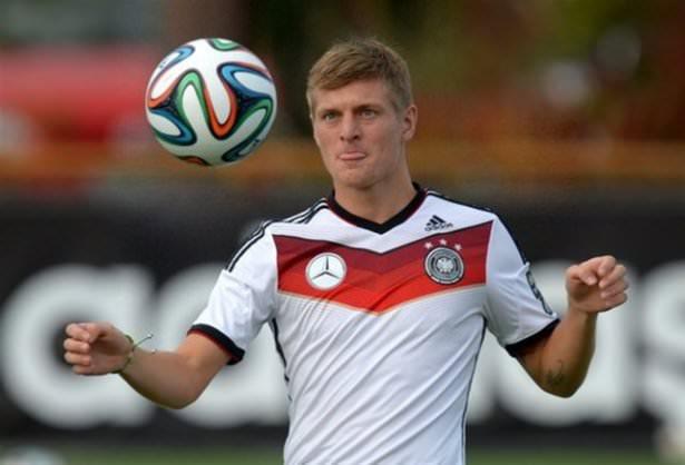 <p>Orta sahada, bu sezon Real Madrid’e transfer olan Alman Toni Kroos var.</p>
