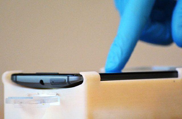 <p>Geliştirilen sistem, akıllı telefona bağlanan optik okuyucu ve tek kullanımlık bir çipten oluşuyor.</p>