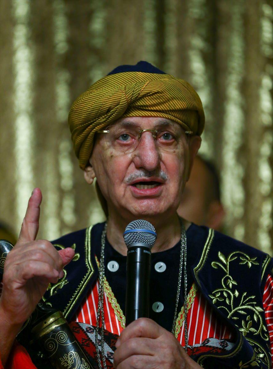 <p>Kişilerin davranışlarıyla örnek olması gerektiğini anlatan Kahraman, "Biz bu elbiseyi giydik ama önemli olan hak etmek. Hak edeceksin hak. </p>