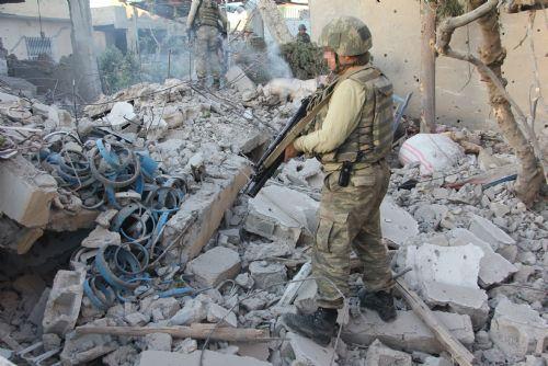 <p>MARDİN Nusaybin'de 26 Mayıs tarihinde teslim olan PKK'lı teröristlerin ifadelerinde gömdüklerini belirttikleri çok sayıda silah ve mühimmat bulundu. </p>
