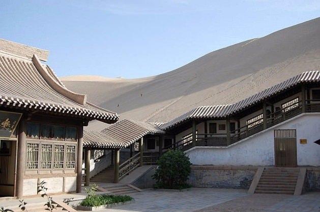 <p>Bu vahayı görmek isteyen turistler kum tepelerini deve yolculuğu ile aşıyor.</p>