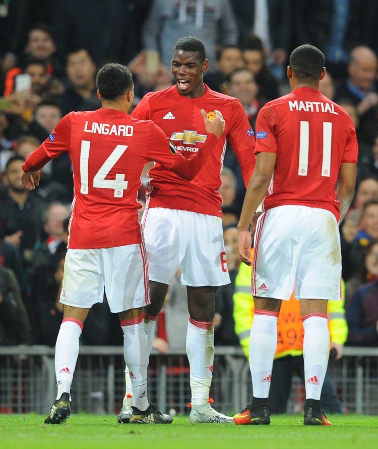 <p>Pogba'nın üçüncü golünün şıklığına değinen ve ilk yarının bu golle 3-0 sona ermesinin ev sahibi takıma galibiyeti daha kolay getirdiğini dile getiren Daily Mail, Pogba'nın golleri sonrasında teknik direktör Jose Mourinho'nun sevincini dışa vurduğunu, 90 milyon sterlinlik bonservis bedeliyle gelen ancak sezon başından bu yana ortaya koyduğu performansı eleştirilen Fransız futbolcunun rahatladığı değerlendirmesinde bulundu.</p>