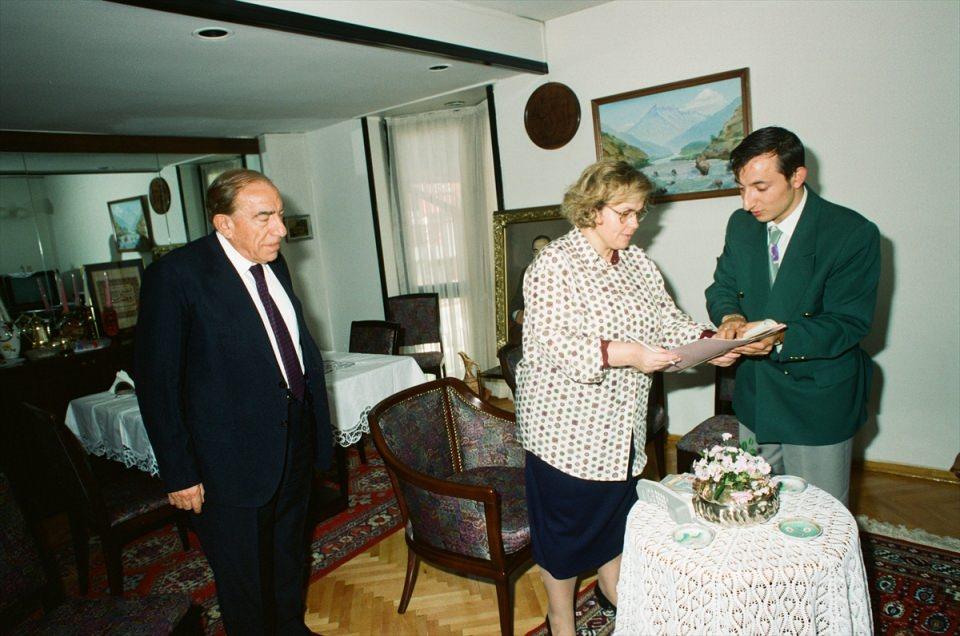 <p>MHP Genel Başkanı Türkeş ve eşi Seval Türkeş, 7 Kasım 1993'te yapılan nüfus sayımında, sayım memuru ile görülüyor.</p>
