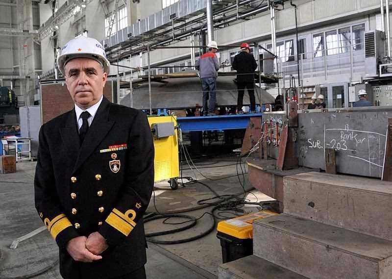 <p>"Denizaltı gemilerine dalmış durumda ihtiyacı olan gücü sağlayan, içerisinde bulundurduğu bataryalardır. Bir fikir vermesi açısından, klasik bir denizaltının ağırlığının yüzde 10'undan fazlasını bataryaların oluşturduğunu ifade etmek isterim.</p>
<p> </p>