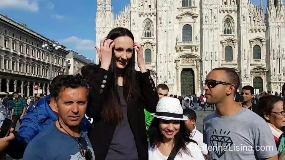 <p>Dünyanın en uzun bacakları Rus Ekaterina Lisina'ya ait. Sol bacağının uzunluğu 132.8 cm, sağ bacağınınki ise 132.2 cm.</p>
