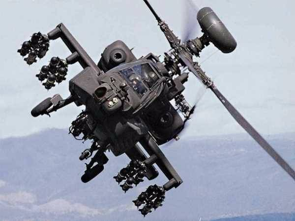 <p><strong>10. AH-64D Apache Long Bow (ABD)</strong><br />
<br />
Saldırı helikopterlerinin en iyilerindendir. AH-64A Apache, çok alçaktan uçarak hedef bölgeye gelir, aniden yükselerek ateş eder ve yine alçak uçuşta bölgeyi terk eder. Bu tarz uçuşlar, düşman radarları ve hava savunma sistemlerini atlatmakta önemli rol oynar.</p>