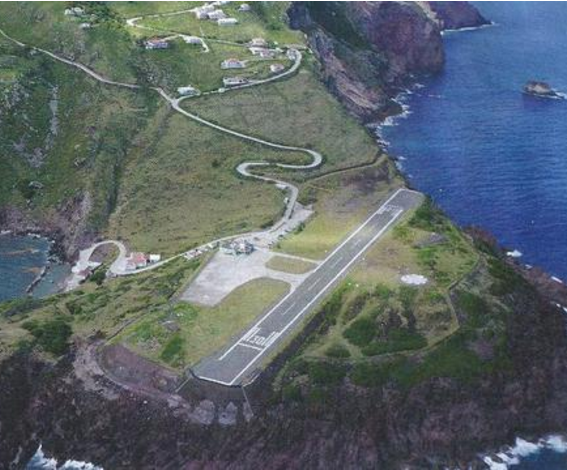 <p>İki ucunda deniz bulunan dünyanın en kısa uçak pistine sahip havalimanında, sadece zor şartlarda uçuş yapabilen pilotlar çalışabiliyor.</p>
<p> </p>