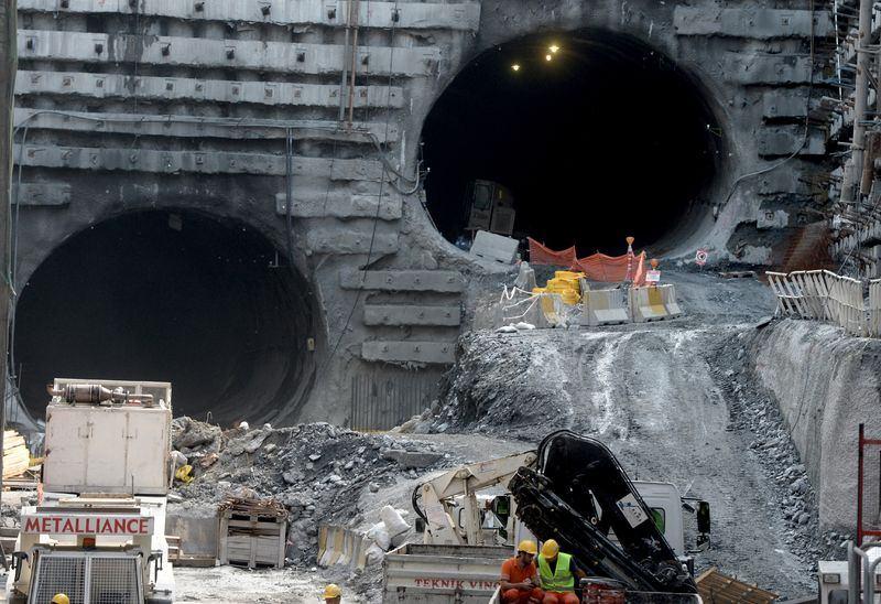 <p>Bağlantı yollarıyla toplamda 14 bin 600 metrelik uzunluğa sahip olacak tünelin en derin noktası, İstanbul Boğazı'nın 106,4 metre derinliğinde yer alacak. </p>
<p> </p>
