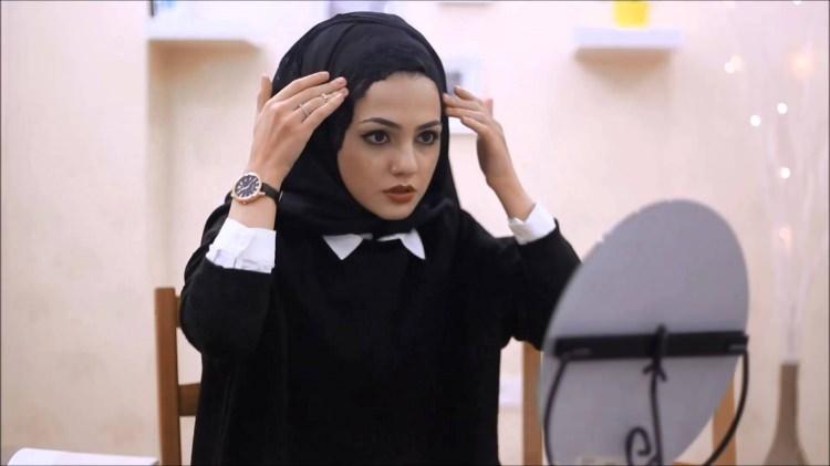 <p>Bazen hepimiz şalımızın kafamızda duruşundan şikayet ederiz. Saatlerce uğraşmamıza rağmen yinede istediğimiz şekli veremeyince üzülürüz. </p>
