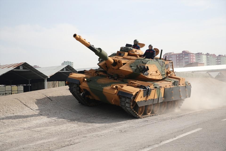 <p>2. Ana Bakım Merkezi Komutanı Bakım Albay Tayfun Türkoğlu, TSK'nın envanterine kayıtlı paletlilerin motor ve düzenleri ile atış kontrol sistemlerini yenileyerek, birliklere bakım desteği sağladıklarını ifade etti.</p>
<p> </p>