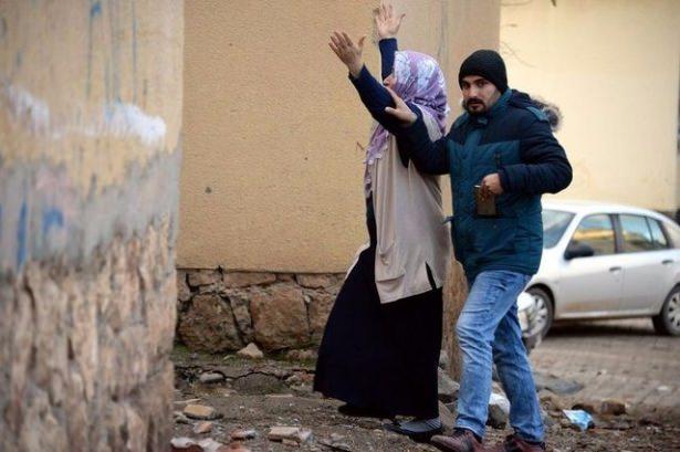 <p>Eşi belediye çalışanı olan 3 çocuk annesi Arzu, o anı şöyle anlattı: “Yasin okuduğum sırada patlama oldu. Okuduğum Yasin beni korudu."</p>

<p> </p>
