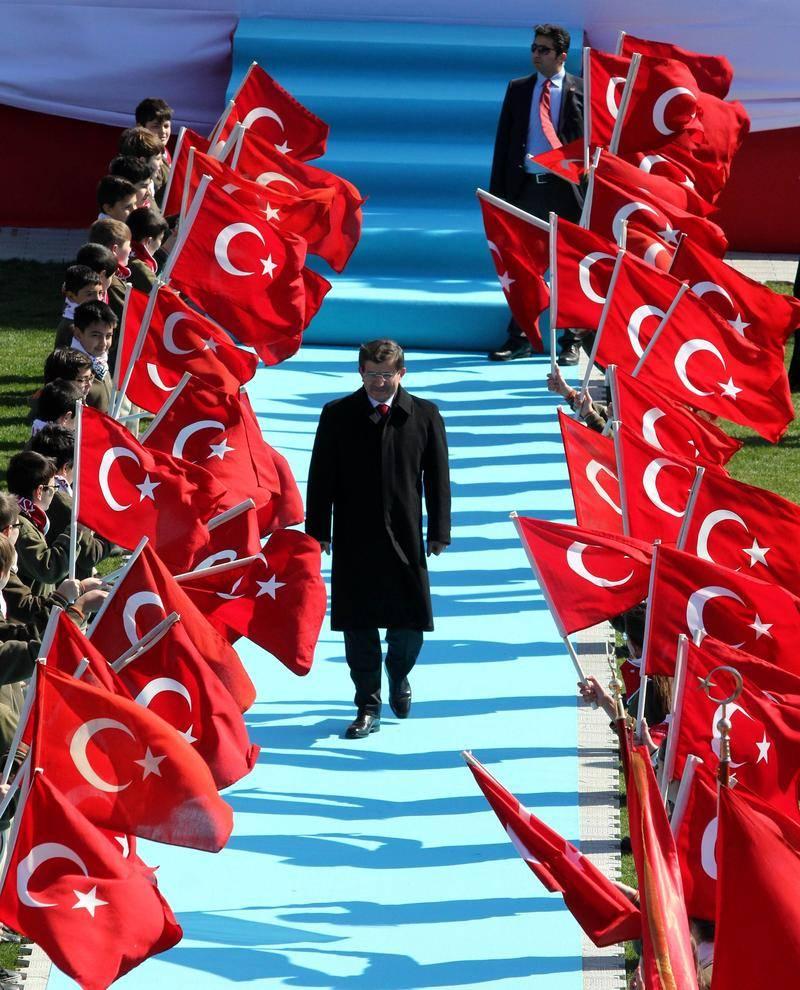 <p>18 Mart Çanakkale Şehitleri Anma Günü ve Çanakkale Deniz Zaferi'nin 100'üncü yıldönümü dolayısıyla Çanakkale'de tören yapıldı. 18 Mart Stadı'nda düzenlenen törene Başbakan Ahmet Davutoğlu da katıldı.</p>
