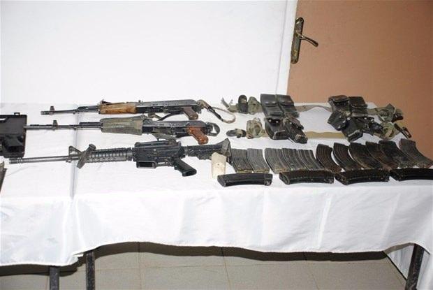 <p><strong>PKK operasyonunda 'hayalet silah' ele geçirildi</strong></p>

<p>Güvenlik güçlerince, bölücü terör örgütüne yönelik düzenlenen operasyonda, susturuculu glock marka tabancanın da arasında bulunduğu silahlar ele geçirildi. </p>
