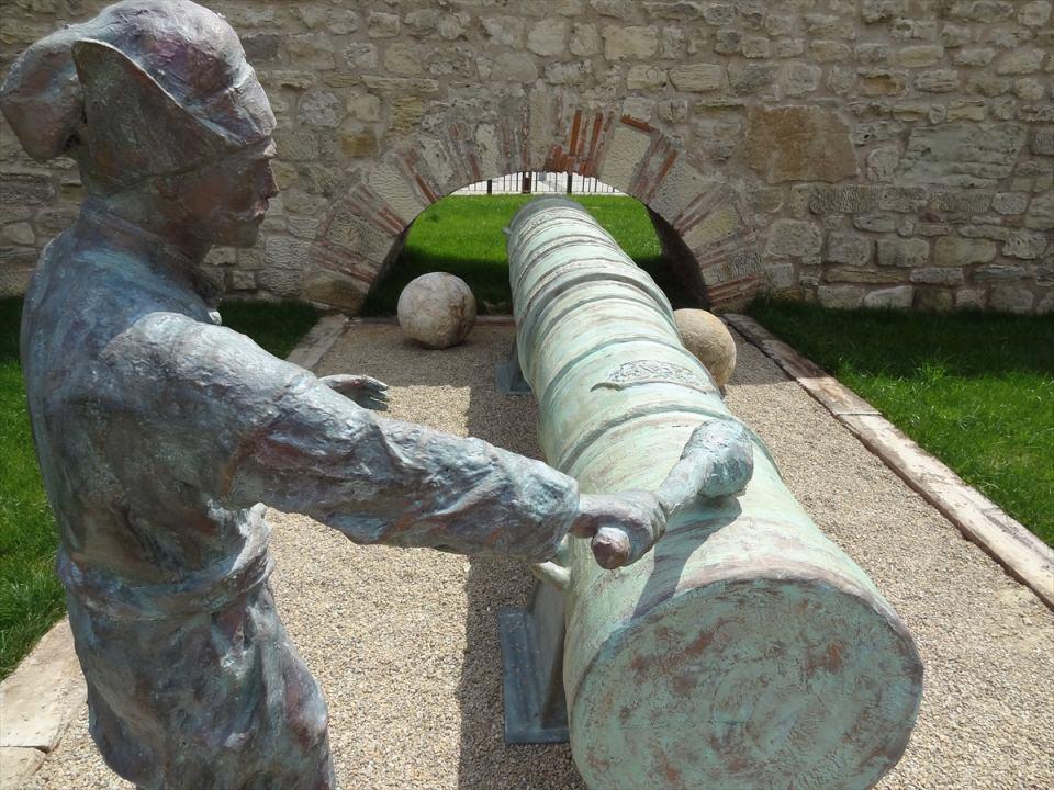 <p>Düzgün kesme taşlar ve yığma moloz ile şekillendirilen, 120 günde inşa edilen 565 yıllık Kilitbahir Kalesi'nde, restorasyon çerçevesinde çevre düzenlemesi, müzecilik ve diğer alanlarda aslına uygun yenileme yapıldı.</p>
<p> </p>