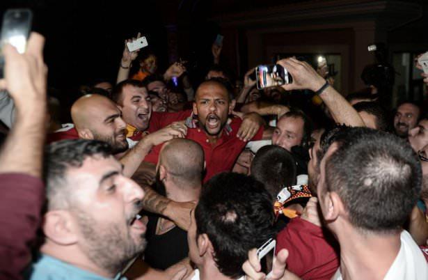 <p>Galatasaraylı taraftarlar, PFDK'nın Fenerbahçe Kulübü Başkanı Aziz Yıldırım'a hakaret ettiği gerekçesiyle iki maç ceza verdiği sarı-kırmızılı futbolcu Felipe Melo'ya destek verdi.</p>
<p> </p>