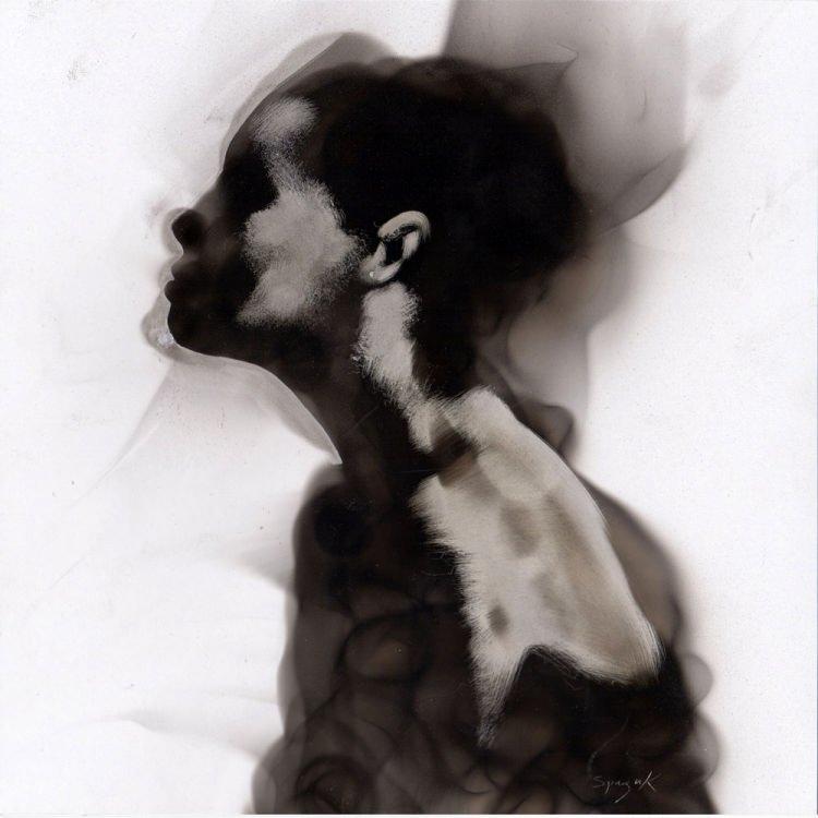 <p>Aynı boyaları, aynı teknikleri kullanmak istemeyen Steven Spazuk alevle beyaza kara lekeler bırakarak resim &ccedil;iziyor.</p>
