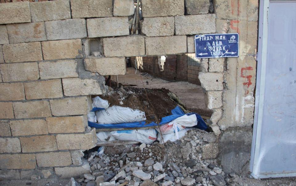 <p>Mardin'in Nusaybin ilçesinde Türk Silahlı Kuvvetleri unsurları ve polis ekipleri, bölgeden teröristleri temizlemek ve huzuru yeniden tesis etmek için operasyonları sürdürüyor. </p>