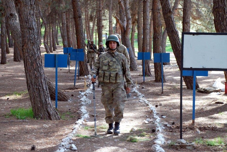 <p>Branş eğitiminde de jandarma asayiş ihtisas eğitimi, münferit ve destek sıralarıyla atışlar, patlayıcı maddeler ve tuzaklara mücadele, jandarma devriyesinin görevi icra esasları, toplumsal olaylara mücadele, savaş ve beden eğitimini öğretiyoruz. Okuma-yazma kursu, üreme sağlığı, kadına yönelik şiddetin önlenmesi ve uyuşturucu maddeyle mücadele eğitimi veriyoruz. Evlatlarımız 9 haftalık, yoğun ve zorlu eğitimin sonrasında Jandarma Genel Komutanlığınca tertip edildikleri yeni görev yerlerine hazır olarak uğurlanmaktadır."</p>