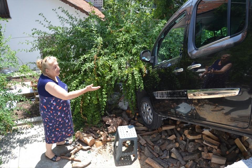 <p>Ev sahibi Gül Toplu, AA muhabirine yaptığı açıklamada, sabah evin bahçesinde otomobili görünce çok şaşırdığını söyledi.</p>
<p> </p>