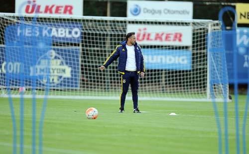 <p>- Çapsız, beceriksiz ligin en kotu hocası vitor pereira kovuldu haberi geliyor. Şampiyonluk gibi sevindim. İnşallah doğrudur</p>
